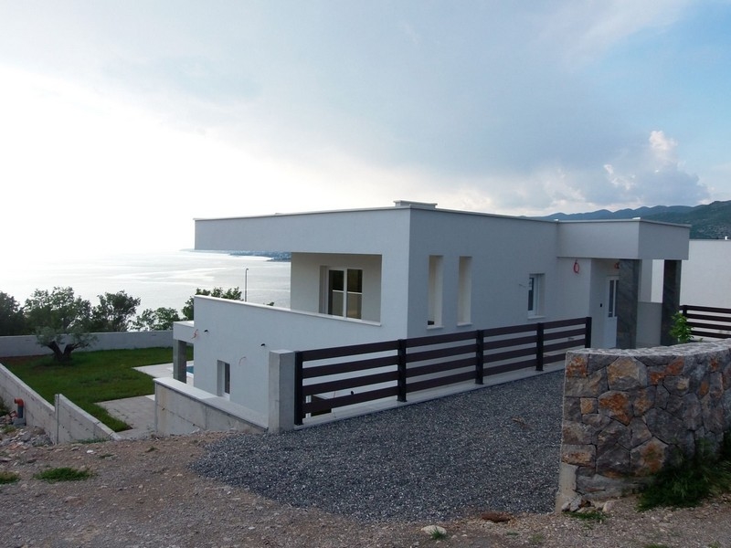 Modern ház nagy ingatlannal