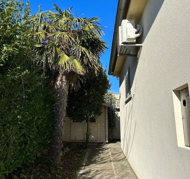 Gyönyörűen parkosított ingatlan kerti fészerrel