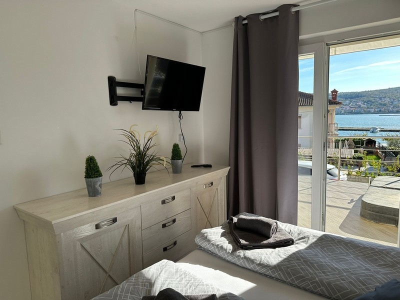 Hálószoba kijárattal a tengerre néző teraszra - H2822