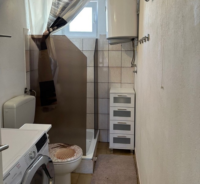 Fürdőszoba ablakkal és zuhanyzóval