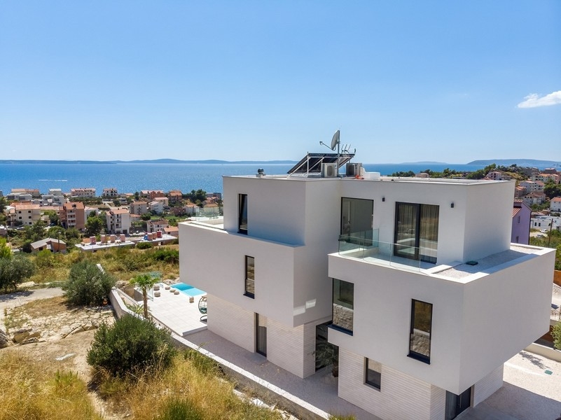 Minőségi bútorokkal berendezett villa csendes helyen