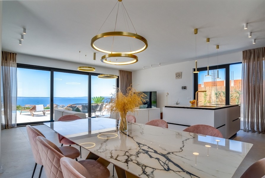 Nappali, fantasztikus kilátással a tengerre