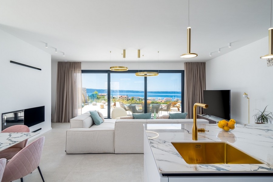 Tágas terasz kilátással a medencére és a tengerre