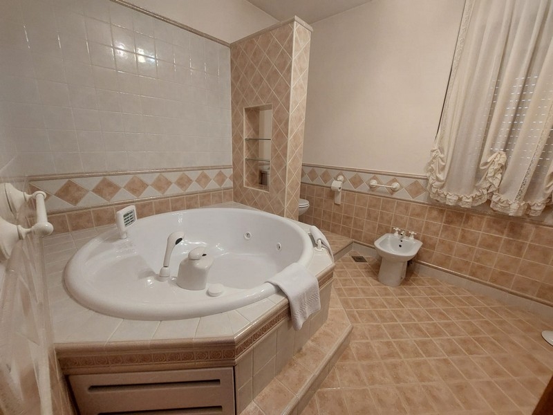 Fürdőszoba jakuzzival.