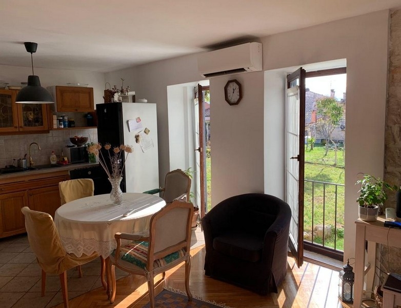 Légkondicionált nappali a földszinten.