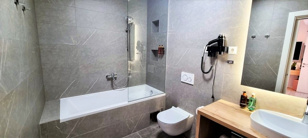 Modern fürdőszoba káddal