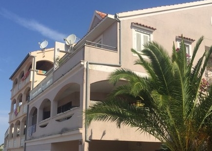 Apartmanház homlokzata Horvátországban - befektetési lehetőség ház vásárlásakor Horvátországban