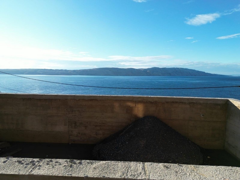 A feszített víztükrű medence alapja egy új horvát házban, gazdagítja a panorámás tengerparti élményt.