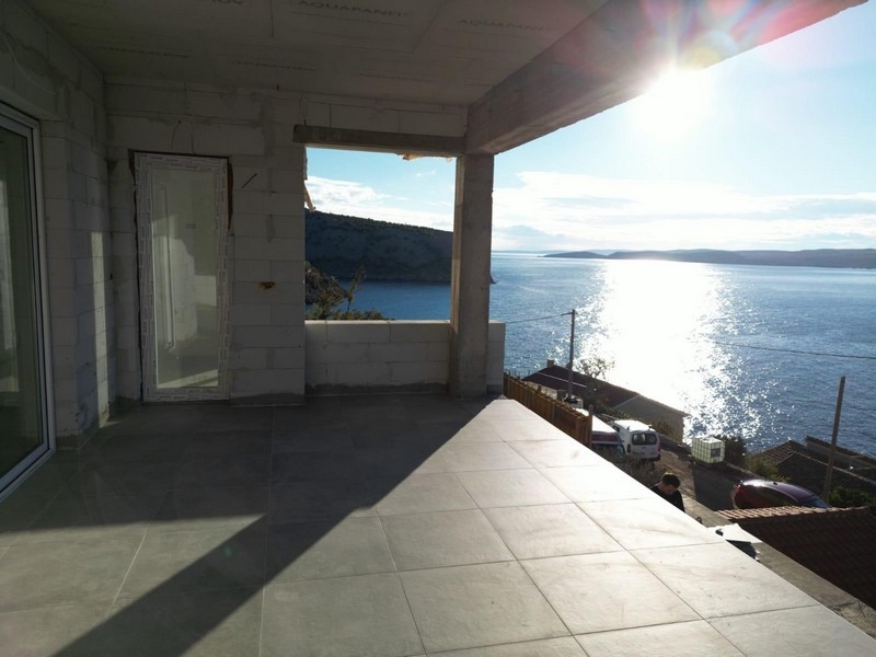 A horvátországi tengerparti ingatlan teraszáról kilátás nyílik az ingatlanfelderítők széles látókörére.