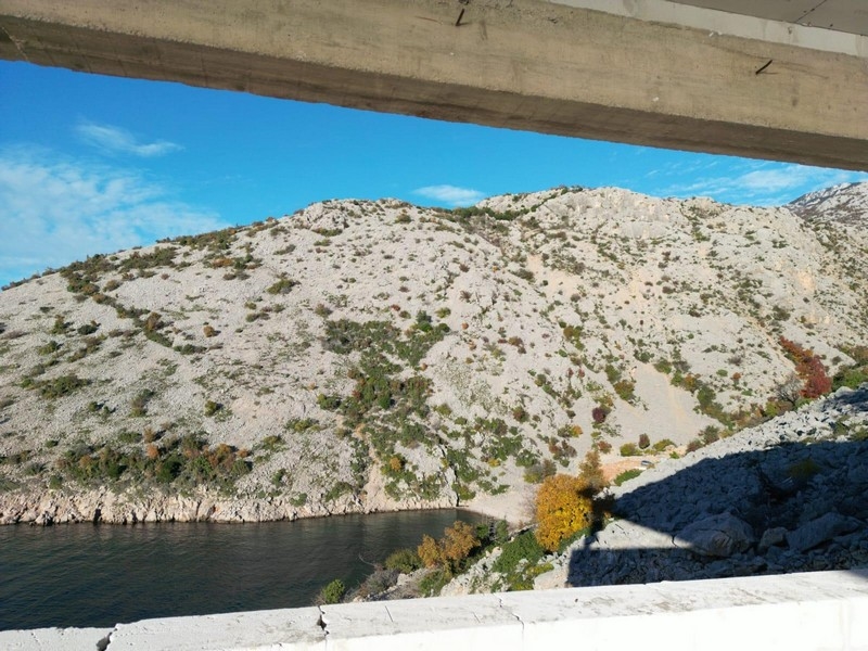 Sziklás partvidék egy ingatlanlehetőség közelében Horvátországban, tiszta kilátással a tengerre a befektetők számára