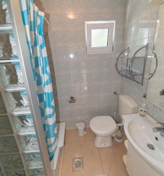 Tágas fürdőszoba ablakokkal