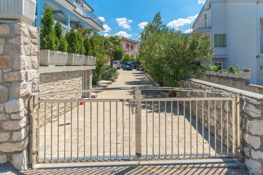 Bekerített udvari bejárat