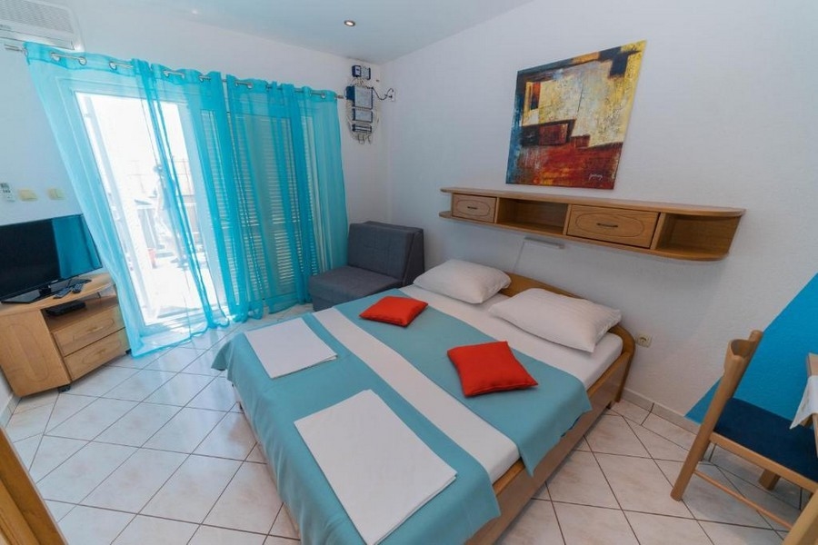 Jól karbantartott nappali és hálószoba, kijárattal az erkélyre