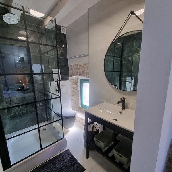 Fürdőszoba ablakkal és nagy zuhanyzóval