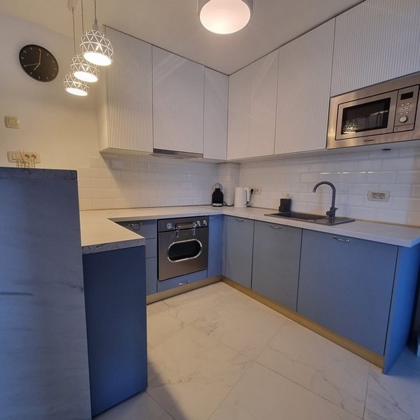 Teljesen felszerelt konyha nyitott nappalival