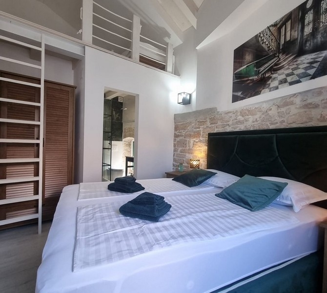 Világos hálószoba, teljesen bútorozott