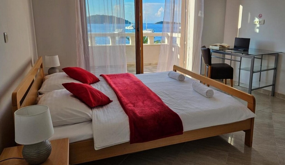 Modern fürdőszoba káddal, világos csempeburkolattal és falfestményekkel - Real Estate Croatia H2846