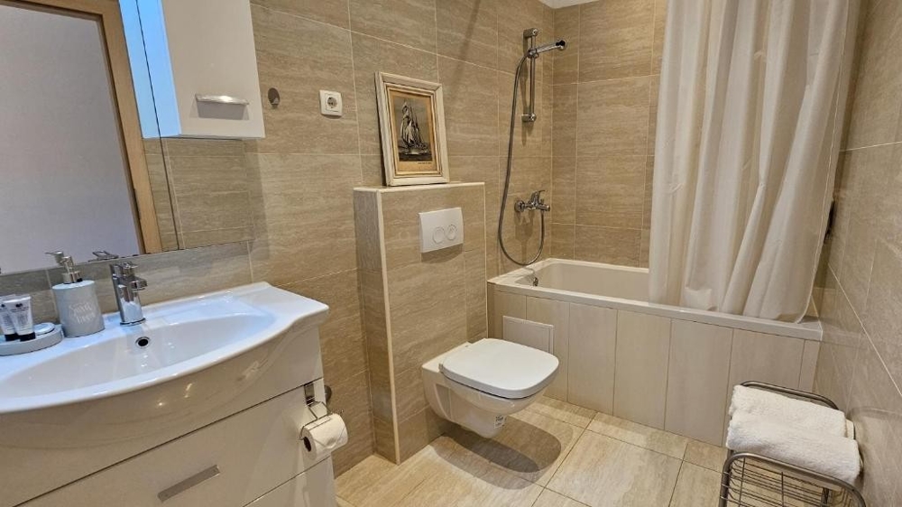 Hálószoba kijárattal az erkélyre