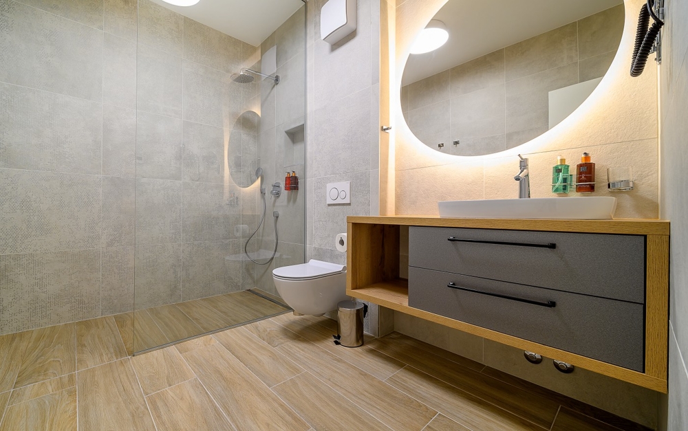 Modern fürdőszoba nagy zuhanyzóval vagy káddal