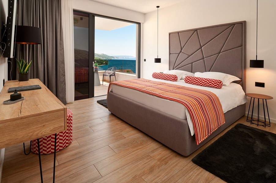 Hálószoba tengerre néző kilátással és kijárattal a teraszra