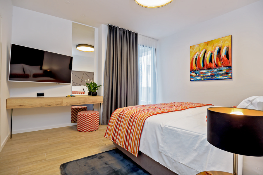 Tágas lakótér nagy ablakokkal