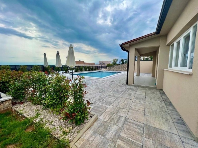 Ház nagy terasszal és kilátással a tengerre