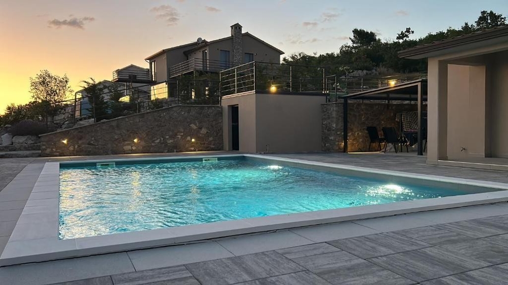 Tágas medence tengerre néző kilátással