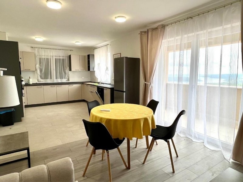 Világos étkező konyhával és kijárat a teraszra