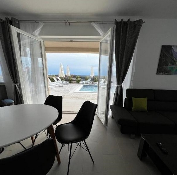 Kijárat a medencés teraszra