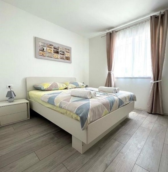 Világos hálószobák bútorokkal