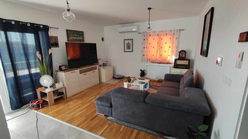 A vodicei új építésű ház világos és hívogató nappalija, ideális horvátországi vásárláshoz.