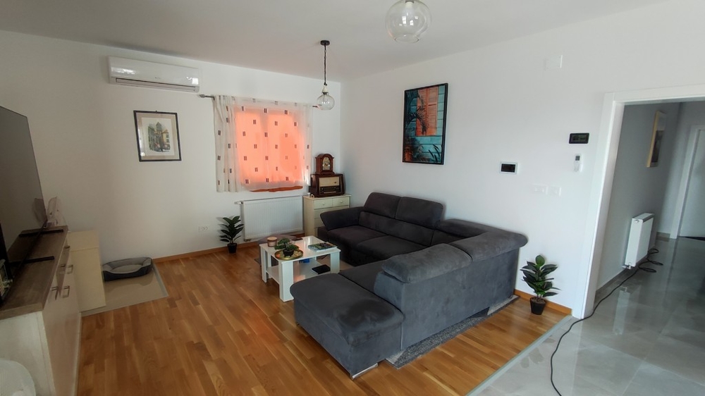 Modern nappali házban eladó a horvátországi Vodicében, elegáns bútorokkal és fapadlóval.