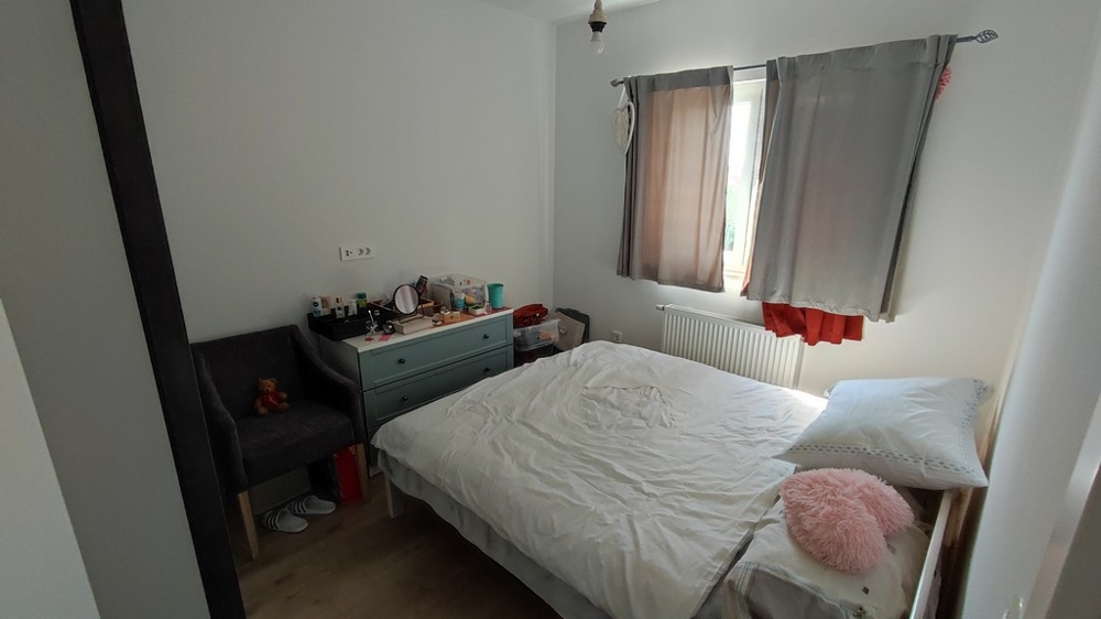 Hangulatos hálószoba egy házban eladó Vodicében, Horvátországban, természetes fénnyel.