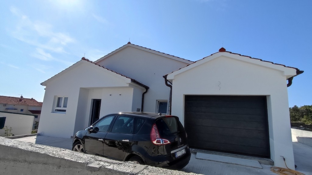 Új építésű családi ház Vodicében garázzsal és aszfaltozott bekötőúttal, ideális horvátországi házvásárláshoz.