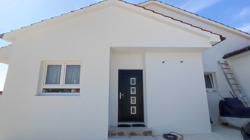 Modern ház bejárata a horvátországi Vodicében, minimalista dizájnnal, megvásárolható.