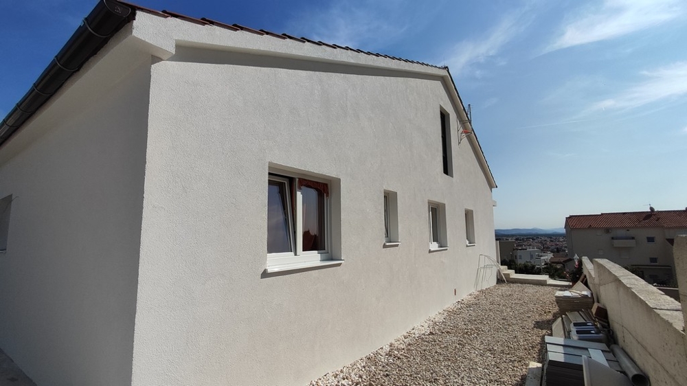 A vodicei családi ház oldalnézete, kilátással az Adriai-tengerre, Horvátországban eladó.