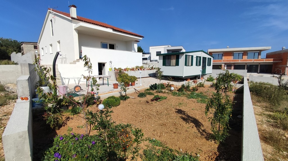 A horvátországi Vodicében eladó a családi ház gondozott kertje és melléképületei.