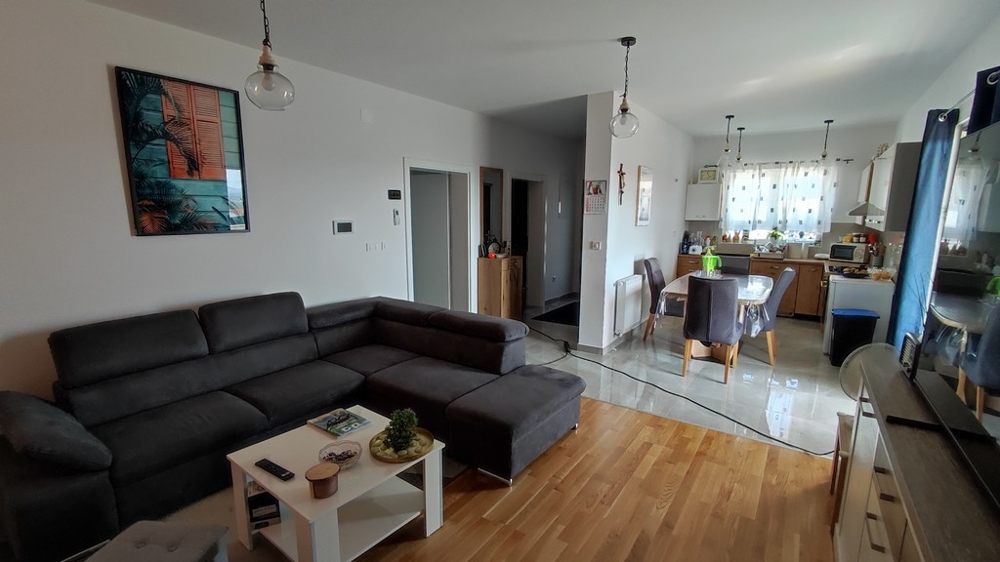 A nappali belső nézete modern berendezéssel a házban eladó Vodicében, Horvátországban