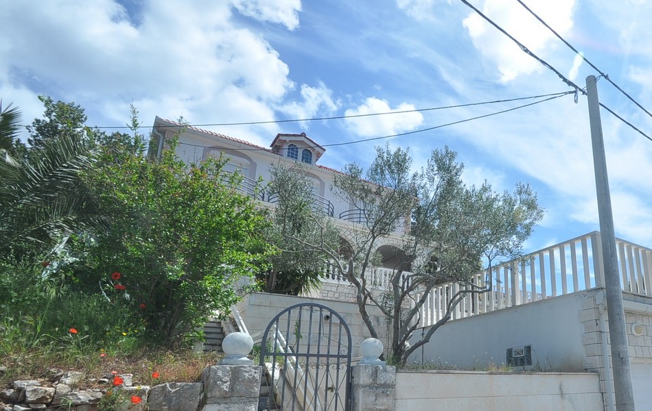 Eladó egy tengerparti ház elölnézetben Horvátországban, Solta szigetén.