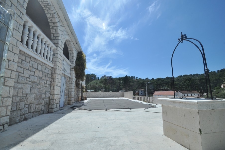 Hangulatos nappali egy tengerparti házban Horvátországban, ideális családi összejövetelekhez