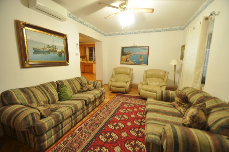 Tágas, jól felszerelt konyha egy horvát tengerparti házban.