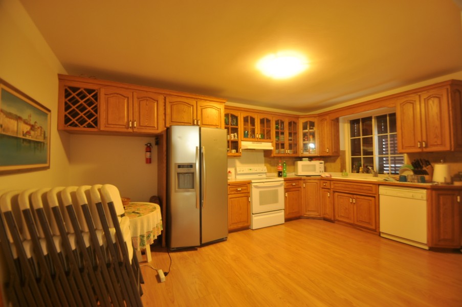 Hálószoba közvetlen kijárattal a teraszra a házban a tenger mellett Horvátországban.