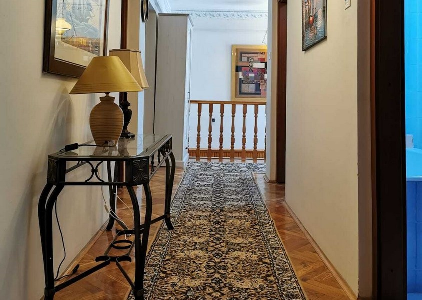 Modern fürdőszoba zuhanykabinnal egy tengerparti házban Horvátországban.