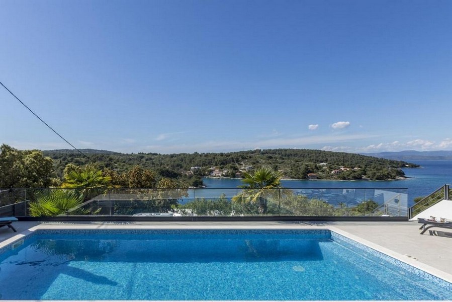 Végtelenített medence kilátással a horvát tengerpartra – vásároljon villát a Panorama Scoutingnál.