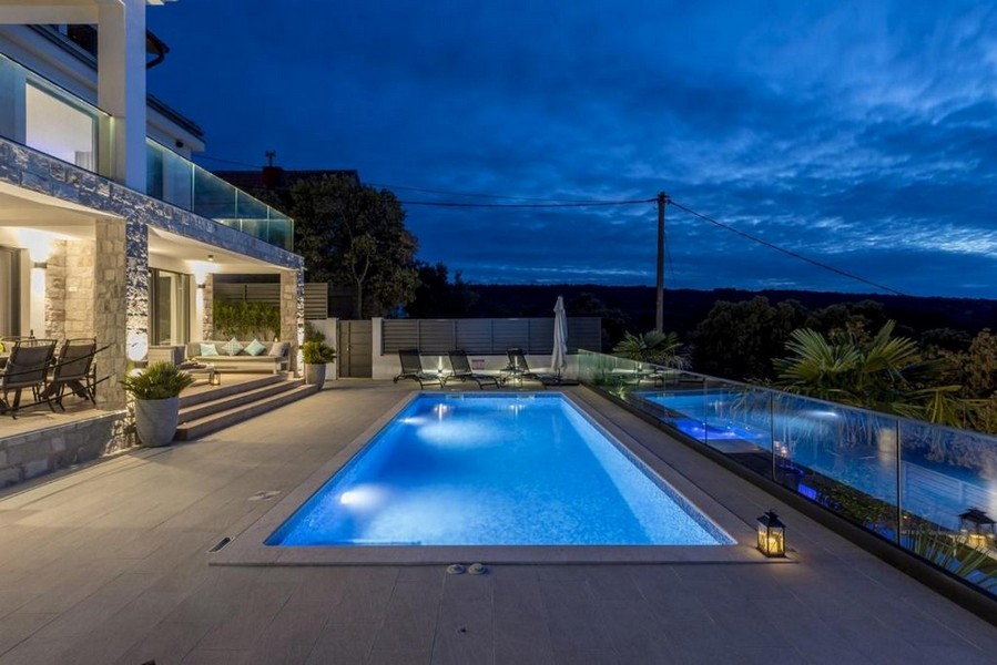 Éjszakai kilátás egy horvátországi villa medencevilágítására - Panorama Scouting.