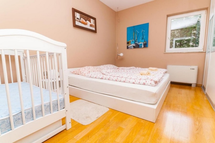 Hálószoba ablakkal