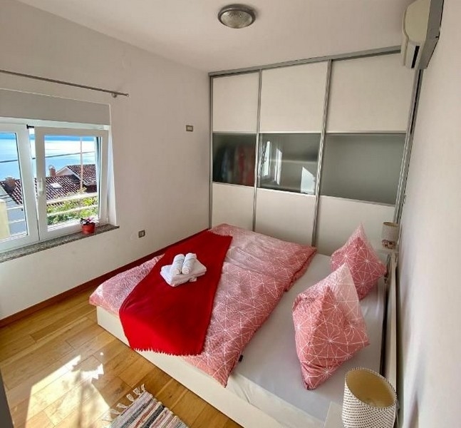 Tágas hálószobák