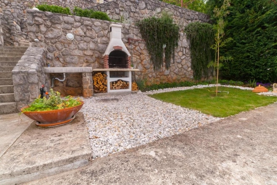 Tágas kert grillezővel