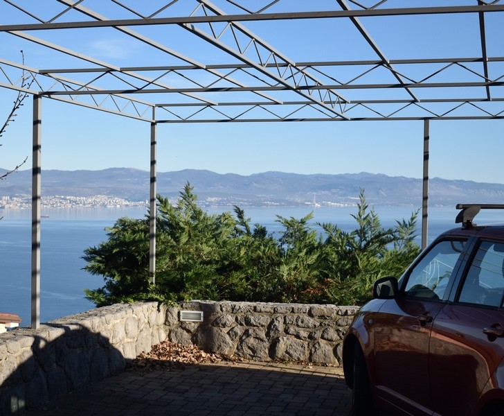 Összesen hat kültéri parkolóhely