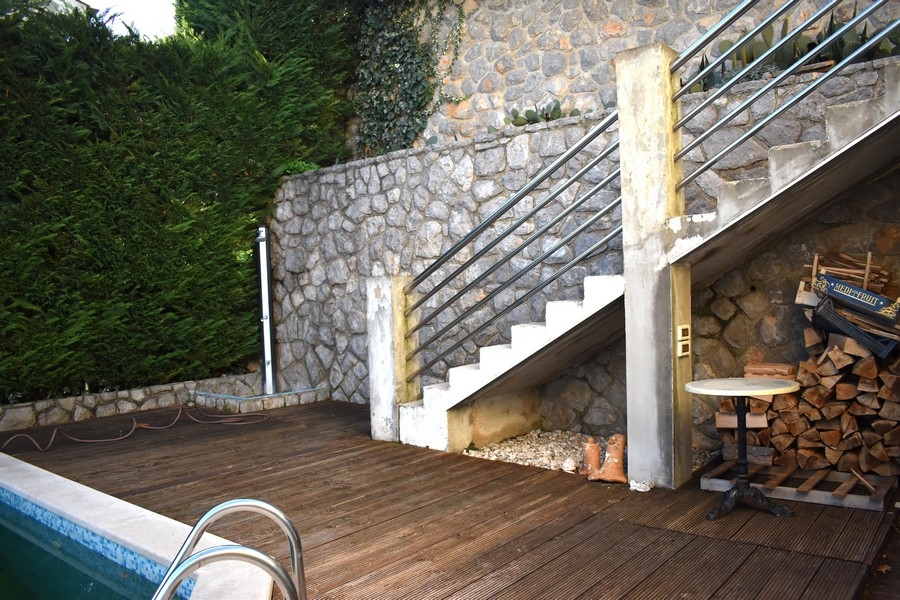 Fa teraszok medencével és jakuzzival